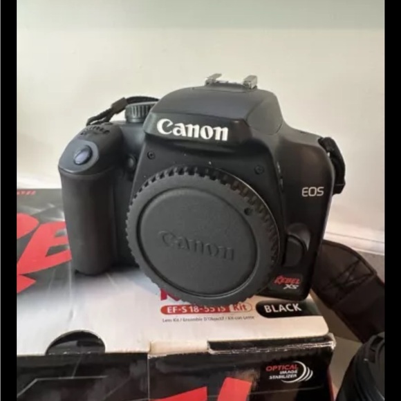 Canon EOS Rebel XS 1000D DSLR Camera EFS 18-55mm IS STM & 55-250mm IS Lens - Picture 3 of 7